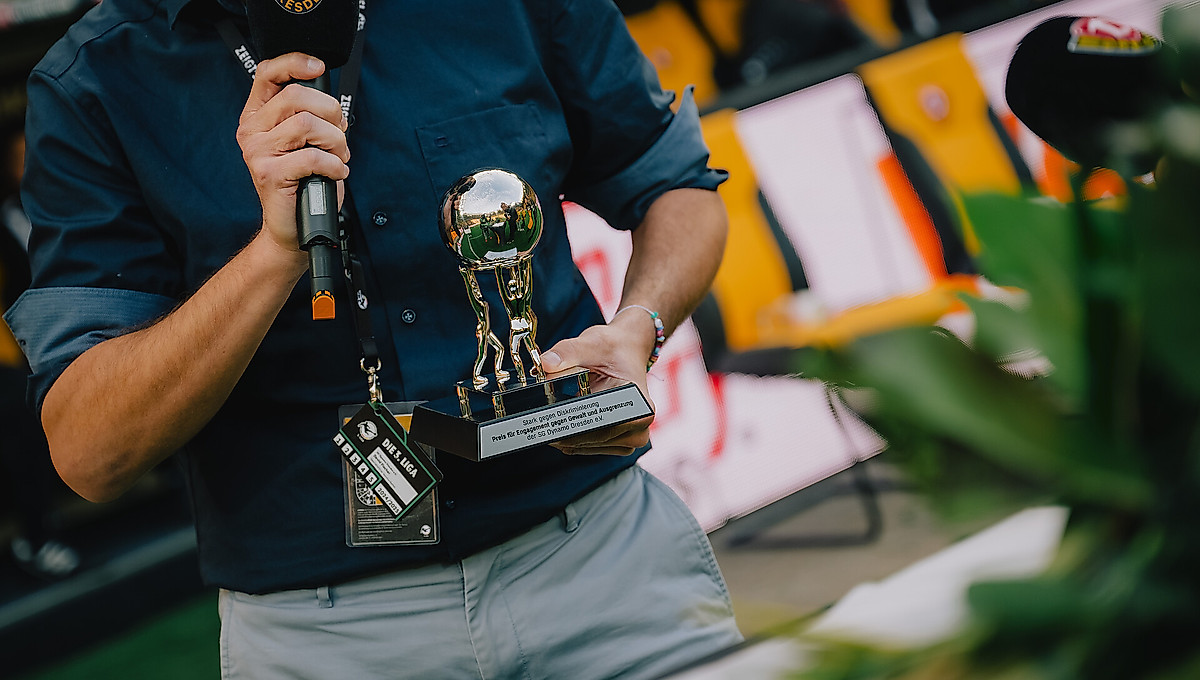 Pokal des SGD-Preises in den Händen von Geschäftsführer Kommunikation David Fischer.