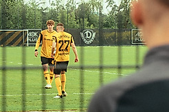 Niklas Hauptmann und Friedrich Müller beim Balljonglieren im neuen Heimtrikot.