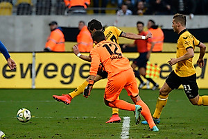 "Paco" Testroet umkurvt Blinker und erzielt das 2:1.