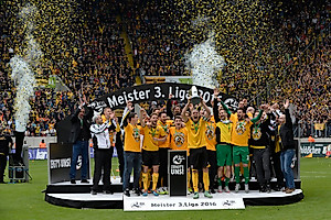 Die Pokalübergabe - Die Krönung einer perfekten Saison