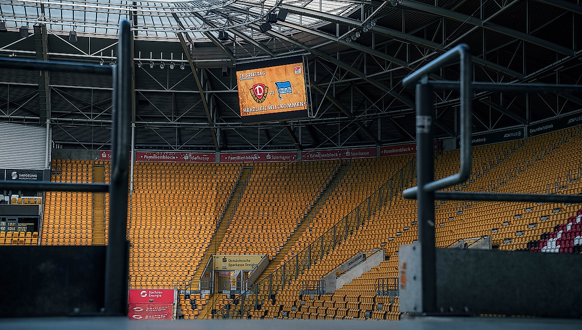 Ein Blick aus dem Zugangsbereich ins Rudolf-Harbig-Stadion.
