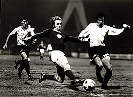 Stets voller Einsatz, wie hier im UEFA-Cup 1974 gegen Dynamo Moskau