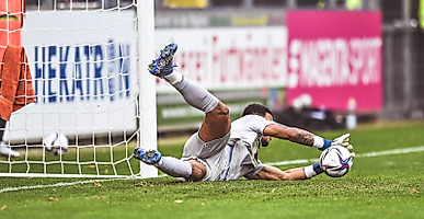 05.12.2021: Weil Noah Atubolu einen Elfmeter gegen Duisburg pariert und Enzo Leopold auf der Gegenseite einen Strafstoß in letzter Sekunde verwandelt, beendet der SC II das letzte Heimspiel 2021 mit dem vierten 1:0-Sieg in der 3. Liga. Foto: Achim Keller