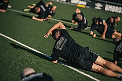 Ein Mensch beim Sport. Er macht einen Seitstütz.