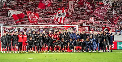 ... und die Mannschaft macht alles möglich. Nach dem 5:1-Sieg ist klar: Der SC zieht erstmals in ein europäisches Viertelfinale ein.