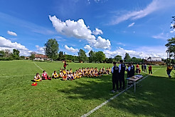Kinder auf einem Fußballrasen