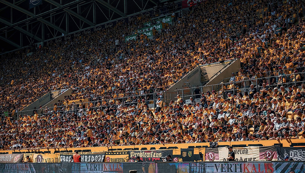 Eine volle Tribüne im Rudolf-Harbig-Stadion