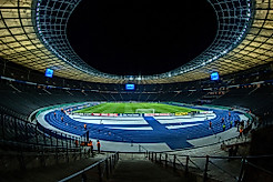 Das Olympiastadion in Berlin bei Nacht.