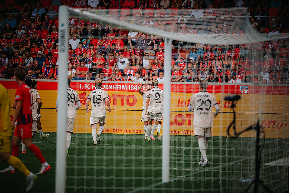 Dynamo Dresden bejubelt ein Tor in Heidenheim