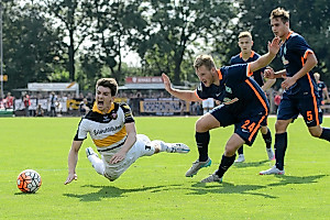 Jimi Müller wird gefoult, Schiedsrichter Kornblum zeigt auf den Punkt.