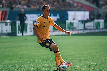 Konrad Faber hat den Ball am Fuß.