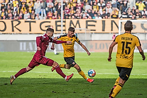 Im Mittelfeld liefern sich Antonis Aidonis und Co. mit dem FCN viele Zweikämpfe. | Foto: Dennis Hetzschold  