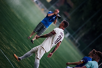 U21-Spieler Paul Milde läuft auf das Spielfeld.