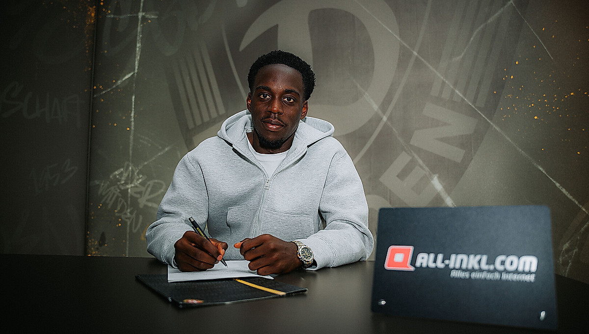 Kennedy Okpala bei der Vertragsunterschrift.