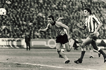 Historisches Bild von Gerd Weber im Spiel gegen Atletico Madrid.