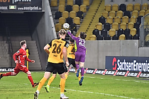 Gäste-Keeper Schneller ist vor Knipping am Ball. | Foto: Dennis Hetzschold