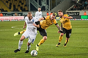 Die SGD wirft alles rein, um den wichtigen Heimdreier einzutüten: Hier versucht Hamalainen KSC-Mann Stiefler vom Ball zu trennen.