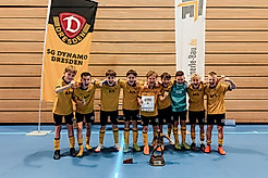 Die U13 der SGD nach der Übergabe des Siegerpokals und der Urkunde.