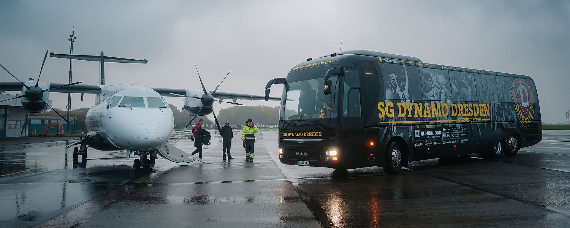 Ein Flugzeug neben dem Mannschaftsbus der SGD.