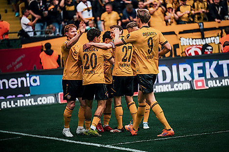 Dynamo-Spieler bejubeln ein Tor