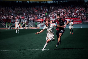 Zweikampf um den Ball.