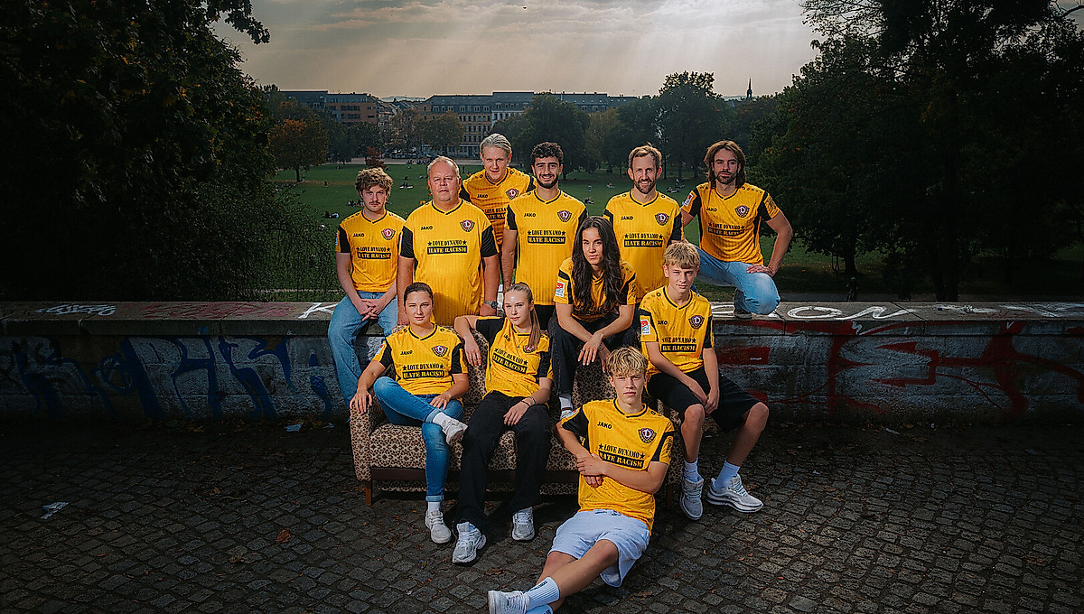 Eine Gruppe Menschen in "LOVE DYNAMO - HATE RACISM"-Sondertrikots