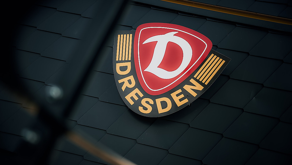 Das Wappen der SGD an der Hauswand der AOK PLUS Walter-Fritzsch-Akademie.