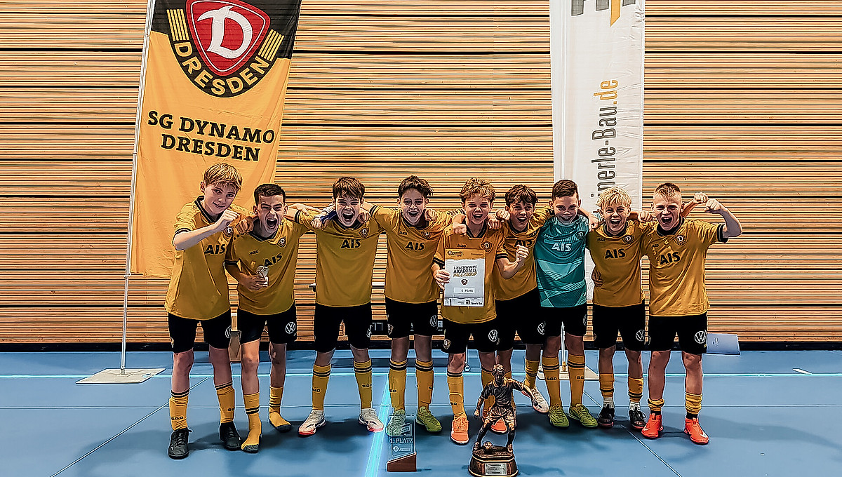 Die U13 der SGD nach der Übergabe des Siegerpokals und der Urkunde.
