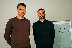 Sören Gonther und Niklas Kreuzer vor einer Taktik-Tafel.