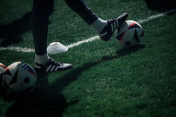 Ein Trainer der SGD hat einen Ball am Fuß. 