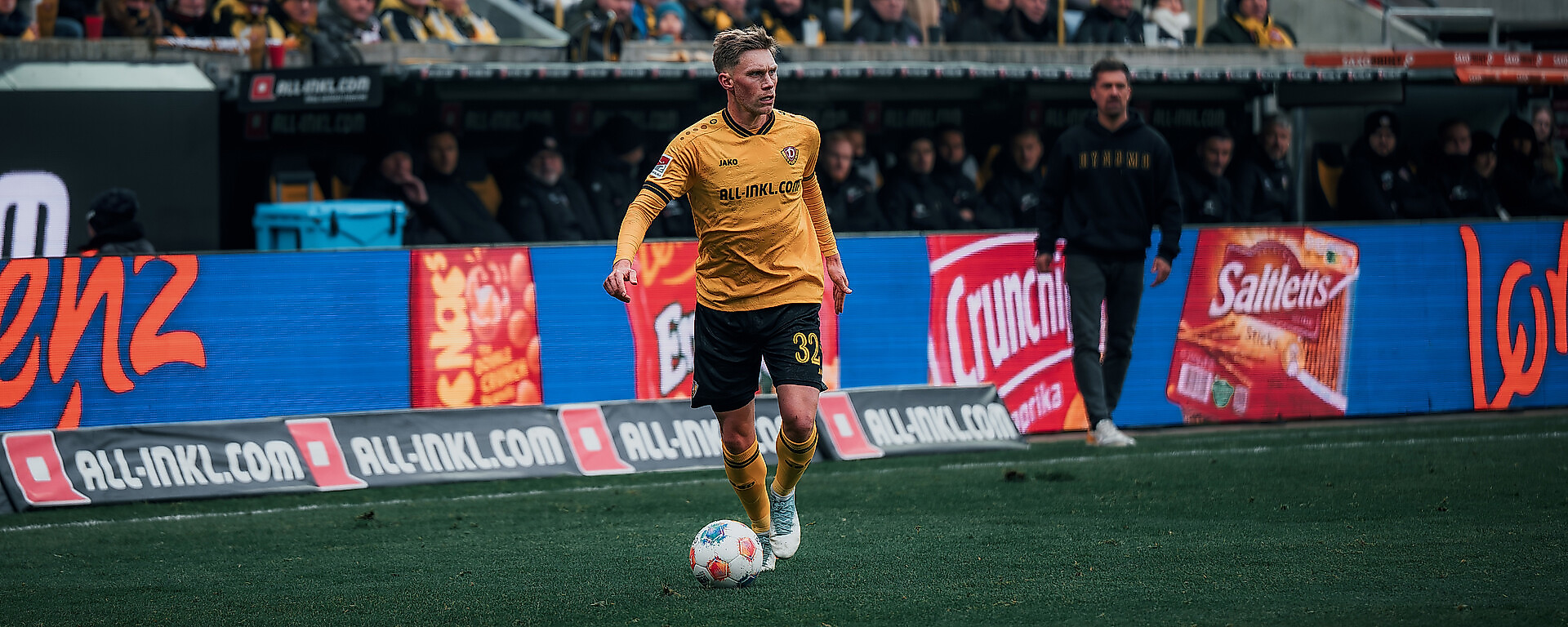 Jonas Sterner für Dynamo Dresden am Ball.