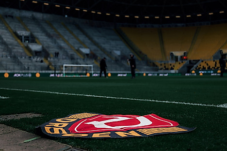 Das Wappen der SGD als Teppich am Spielfeldrand des Rudolf-Harbig-Stadions.