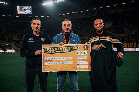 Stephan Zimmermann, Ralf Minge und Felix Lorenz halten einen Scheck in den Händen.