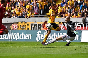 Lumpi bleibt an Wunikowski hängen.