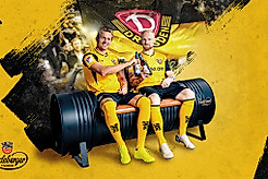 Lukas Boeder und Nils Fröling auf dem Radeberger Fan Sofa.