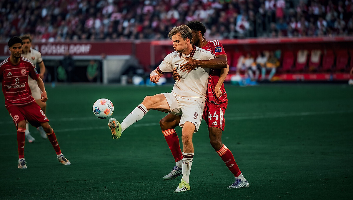 Vincent Vermeij für Dynamo Dresden am Ball gegen Fortuna Düsseldorf