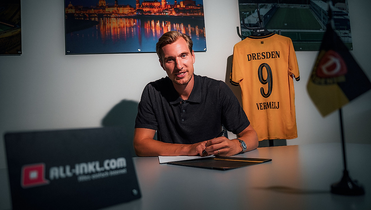 Dynamos Neuzugang Vincent Vermeij unterschreibt seinen Vertrag.
