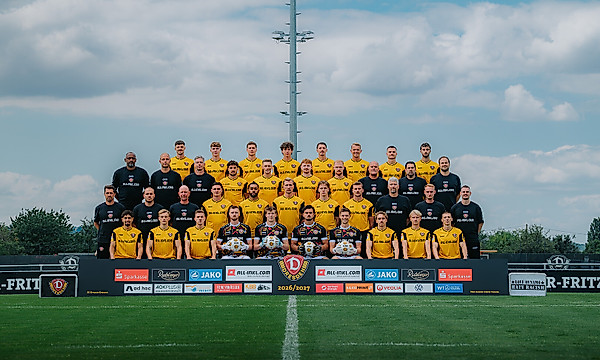 Das Mannschaftsfoto der SG Dynamo Dresden im Rudolf-Harbig-Stadion.
