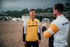 Zwei Menschen unterhalten sich am Strand