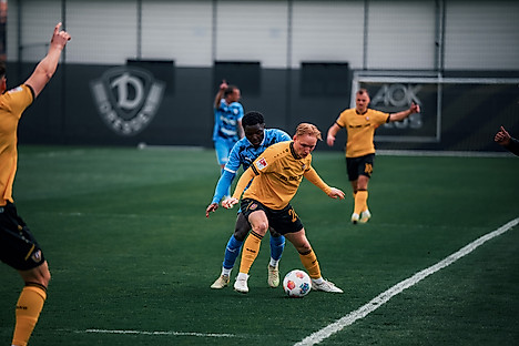 Zweikampf um den Ball zwischen Tony Menzel und einem Spieler von Mlada Boleslav.