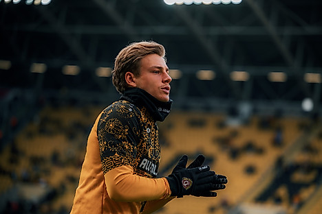 Jonas Oehmichen beim Einlaufen ins Rudolf-Harbig-Stadion.