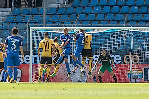 Kopfballduell im Dynamo-16er