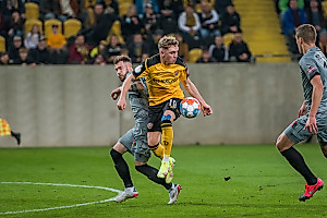 Luca Herrmann wirft sich im Zweikampf in den Ball. | Foto: Dennis Hetzschold