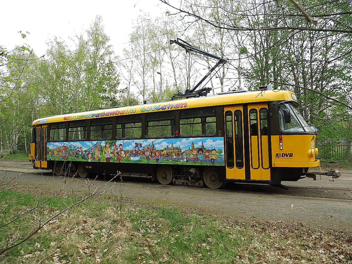 Bild einer alten Straßenbahn, die mit Kindermotiven bemalt ist