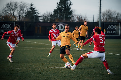 Jakob Lemmer im Zweikampf gegen Energie Cottbus.