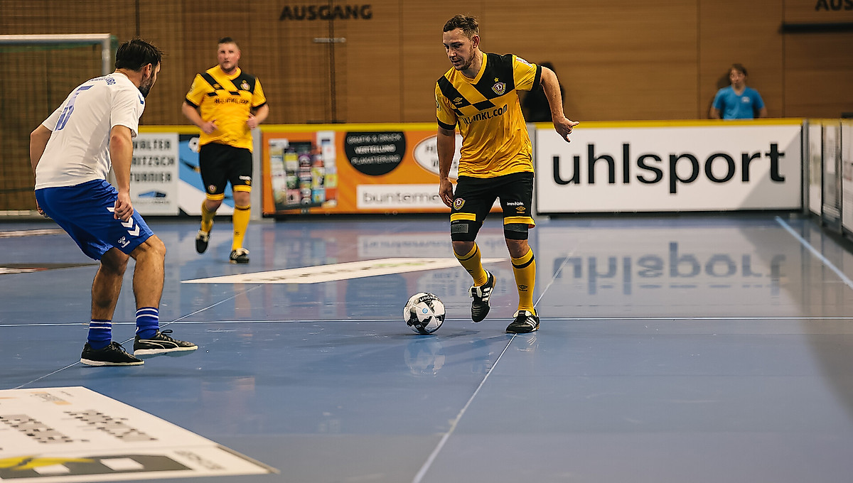 Fußballer Robert Koch beim Dribbling.