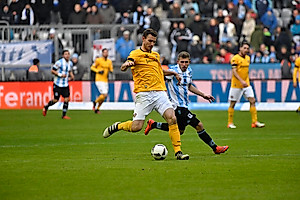 Florian Ballas im Zweikampf mit dem späteren Torschützen Levent Aycicek