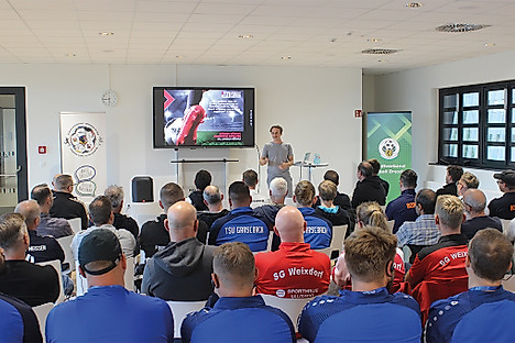 Dr. Anselm Küchle leitet eine Weiterbildung und spricht zu Trainerinnen und Trainern.