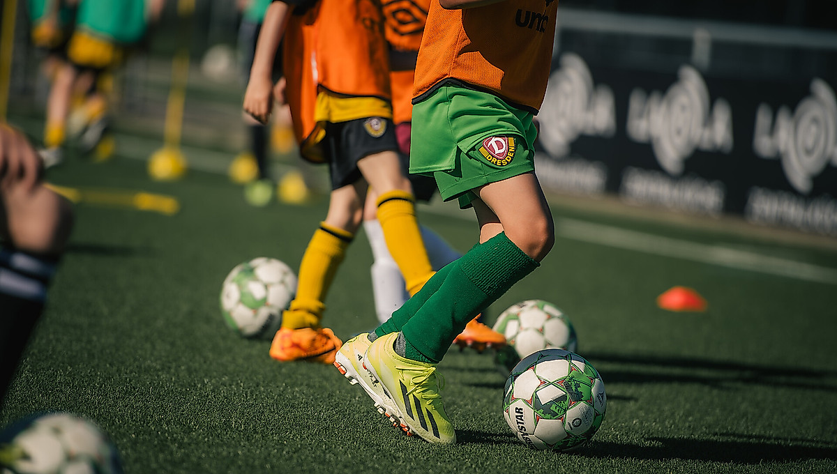 Kinder beim Fußballspielen