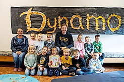 Gruppenfoto mit zwei Erwachsenen und 12 Kindern.